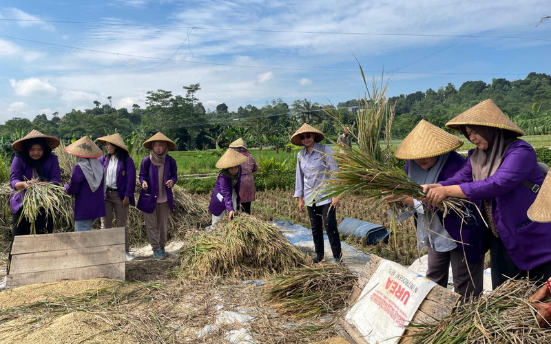 Kuliah Lapang Biologi UNPAK: Belajar Ekoeduwisata di Kampung Organik Mulyaharja